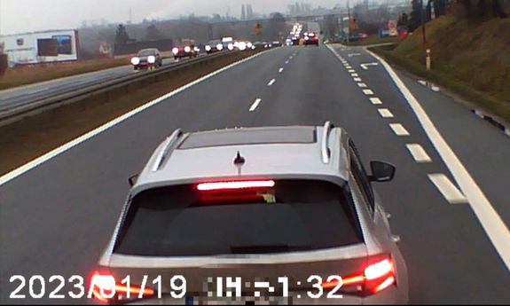 stop klatka z nagrania, na której kierowca osobowej skody gwałtowanie hamuje przed ciężarówką doprowadzając do kolizji