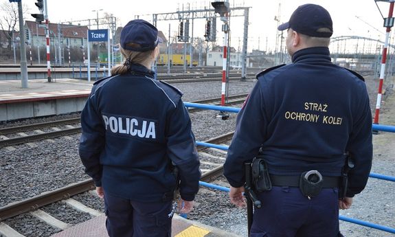 policjantka z funkcjonariuszem SOK na peronie - widok z tyłu