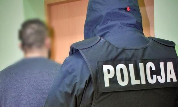 Zatrzymany mężczyzna z policjantem