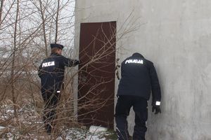 umundurowani policjanci wchodzą do pustostanu