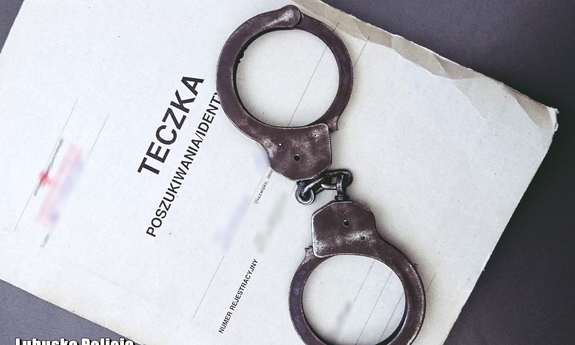 Teczka osoby poszukiwanej, a na niej leżą kajdanki
