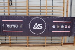 banner zawodów wiszący na hali sportowej