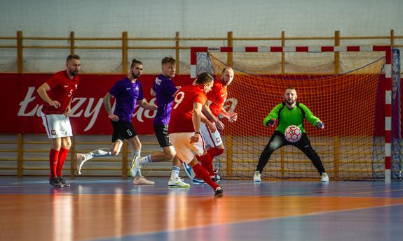 rozgrywki piłkarskie - piłkarze na boisku podczas meczu