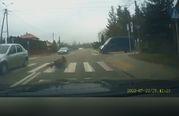 stop klatka z nagrania z kamery na którym widać leżącą na przejściu dla pieszych nastolatkę i samochód, który ją potrącił