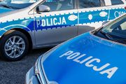 częściowo widoczne radiowozy