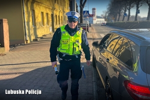 policjant przy radiowozie