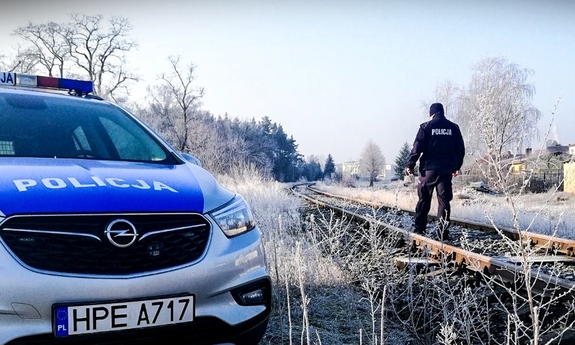policjant na torowisku