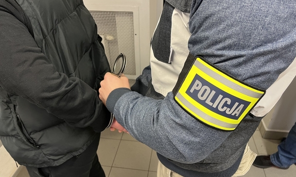 policjant z zatrzymanym mężczyzną