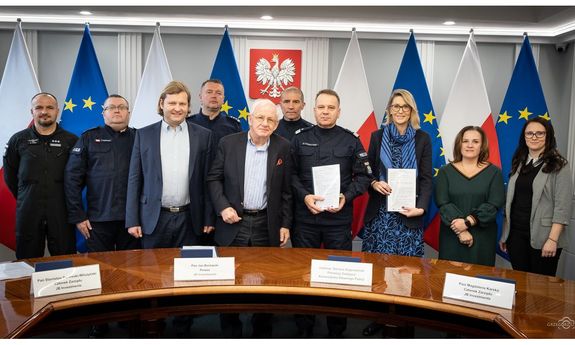 zdjęcie zbiorowe osób biorących udział w spotkaniu podczas którego podpisano umowę