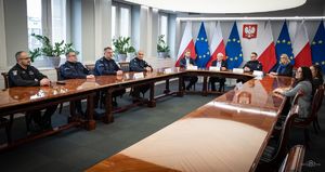 siedzący za stołami uczestnicy spotkania