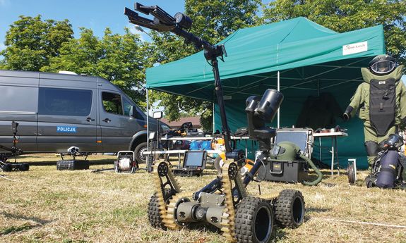 Robot - mechaniczne ramię pirotechnika