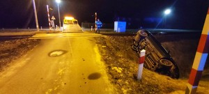 Samochód, który dachował w rejonie przejazdu kolejowego