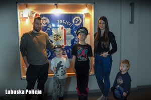 rodzina w trakcie zwiedzania komendy