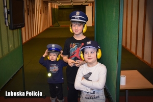 trzech chłopców na strzelnicy