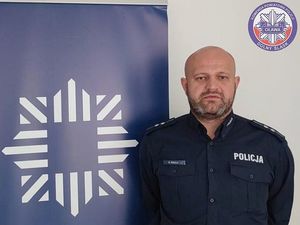 policjant w mundurze w pomieszczeniu