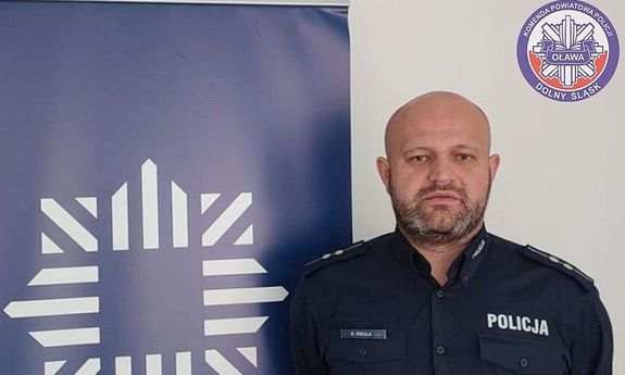 policjant w mundurze w pomieszczeniu