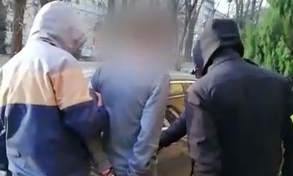 dwaj policjanci z zatrzymanym mężczyzną