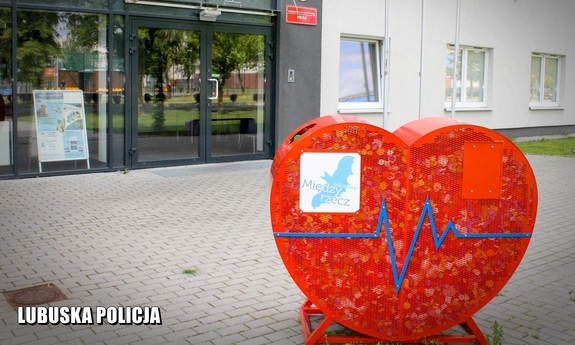 metalowe, czerwone serce stojące przed komendą Policji