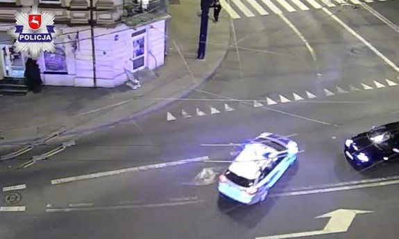 Radiowóz oznakowany z włączonymi sygnałami świetlnymi i dźwiękowymi eskortuje auto z chorym dzieckiem
