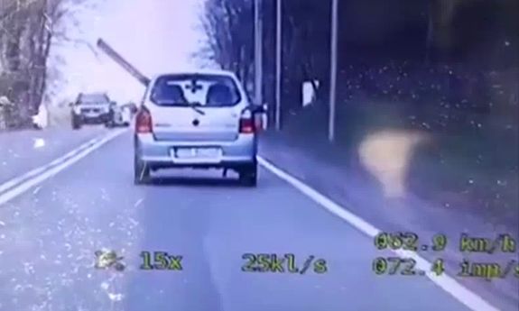 stop klatka z nagrania video - auto z którego wystaje długi przedmiot