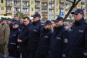 umundurowani policjanci stojący w dwuszeregu