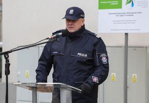 umundurowany policjant stoi przy mównicy