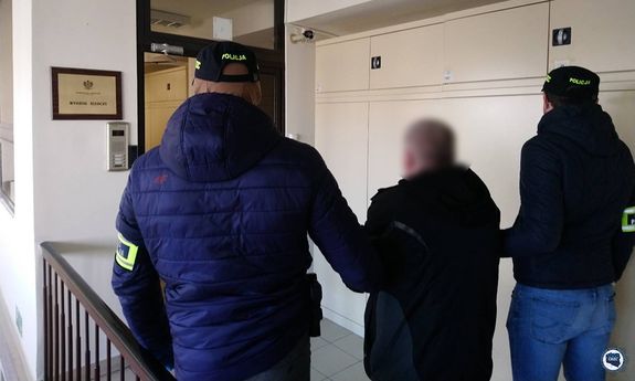 dwaj policjanci CBZC prowadzą zatrzymanego