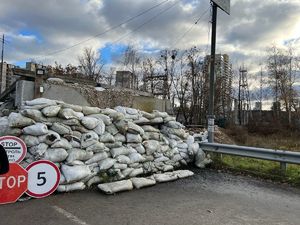 barykada z worków utworzona na drodze