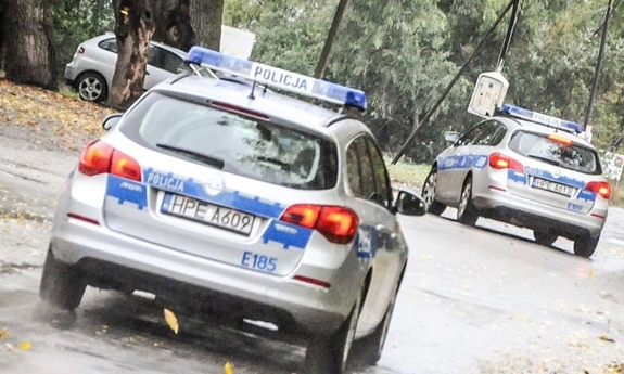 dwa radiowozy policyjne na drodze