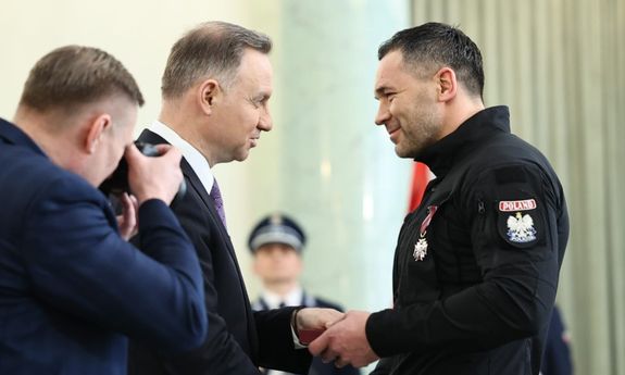 Pałac Prezydencki. Uroczystość powitania funkcjonariuszy polskiego kontyngentu Policji uczestniczących w misji humanitarnej w Ukrainie