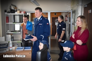 policjanci wraz z rodziną w trakcie zwiedzania komendy