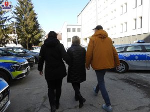 zatrzymana prowadzona przez dwoje policjantów