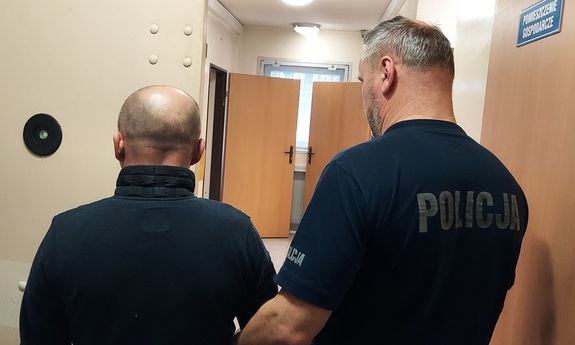 policjant z zatrzymanym mężczyzną