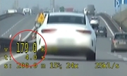 Zdjęcie z wideorejestratora samochodu osobowego przekraczającego prędkość