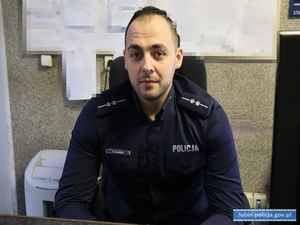 policjant w mundurze siedzi w pomieszczeniu