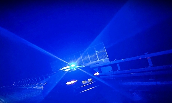 radiowóz policyjny na wiadukcie