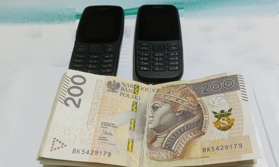 gotówka i dwa telefony komórkowe