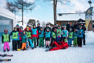 Dzieci ze szkółki narciarskiej pozują z policjantami