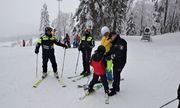 Policjanci z narciarzami na stoku