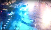 zderzenie aut na skrzyżowaniu — zdjęcie z nagrania monitoringu