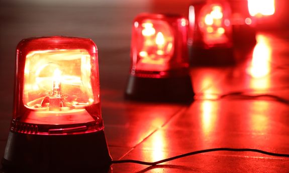 świecące na czerwono lampy błyskowe