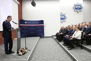 zastępca Komendanta Głównego Policji przemawia do uczestników seminarium