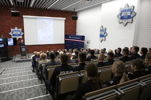 uczestnicy seminarium słuchają policjanta przemawiającego przy mównicy