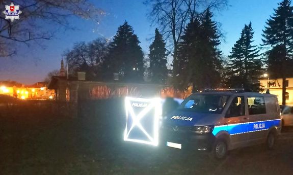 Pora nocna. Miejsce zdarzenia w Zamościu. Radiowóz, parawan policyjny