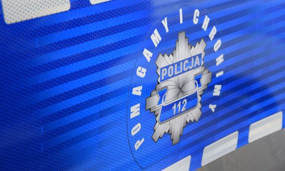 policyjna gwiazda z boku radiowozu z napisem: Policja, 112, a wokół niej napis: Pomagamy i chronimy