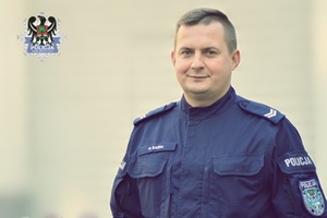 Na zdjęciu policjant Paweł Sesim