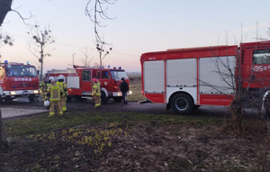 strażacy i wozy strażackie na miejscu zdarzenia