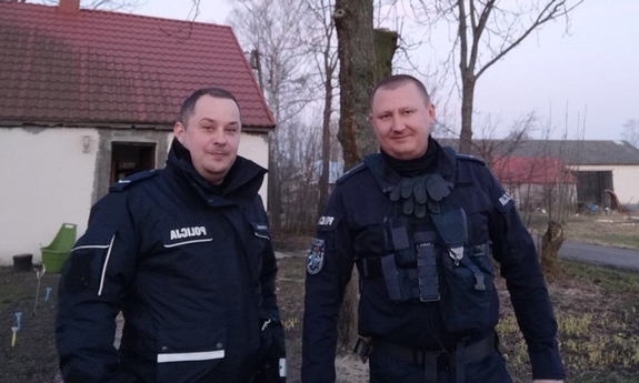 umundurowani policjanci na miejscu zdarzenia