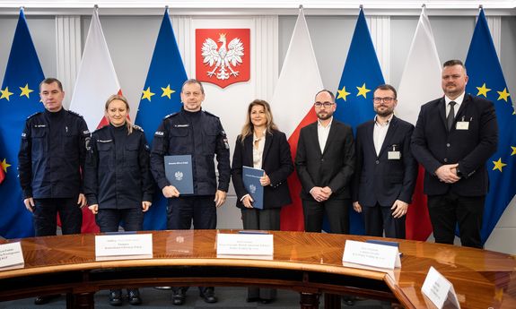 uczestnicy spotkania pozują do zdjęcia