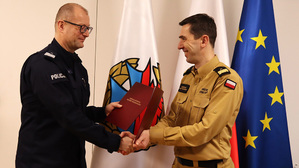nadbryg. dr inż. Mariusz Feltynowski,Rektor- Komendant SGSP ściska dłoń Komendantowi CBZC nadinsp. Adamowi Cieślakowi